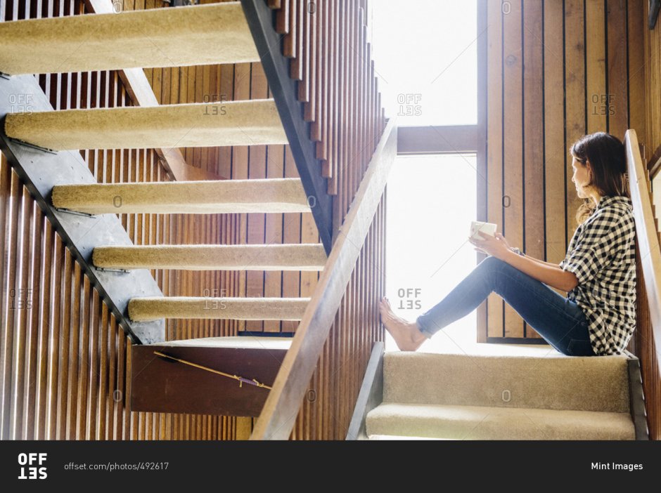 Падает с лестницы