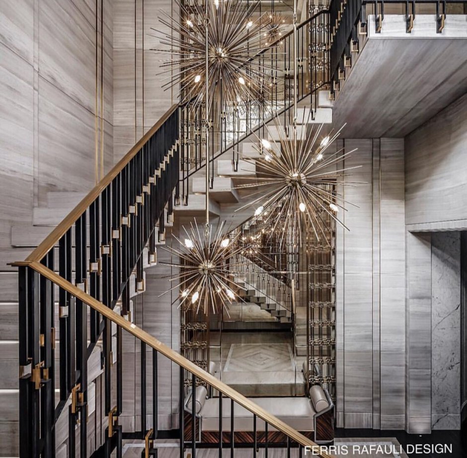 Люди на лестнице в доме