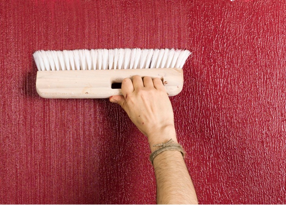 Нанесение декоративной штукатурки щеткой