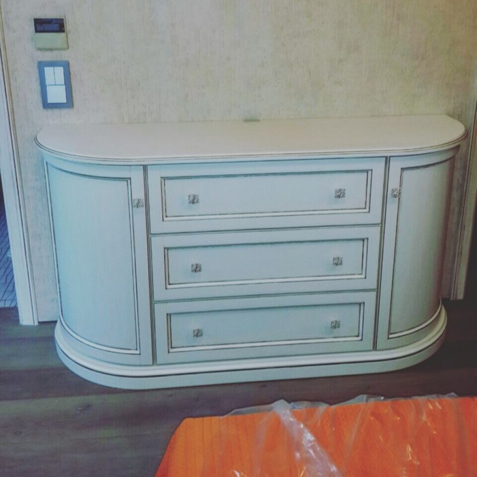 Тумба под ТВ классика белая с патиной серебро