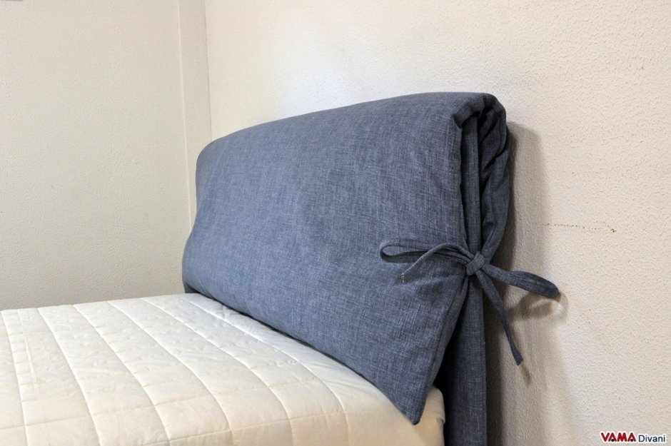 Подушки на изголовье кровати на завязках