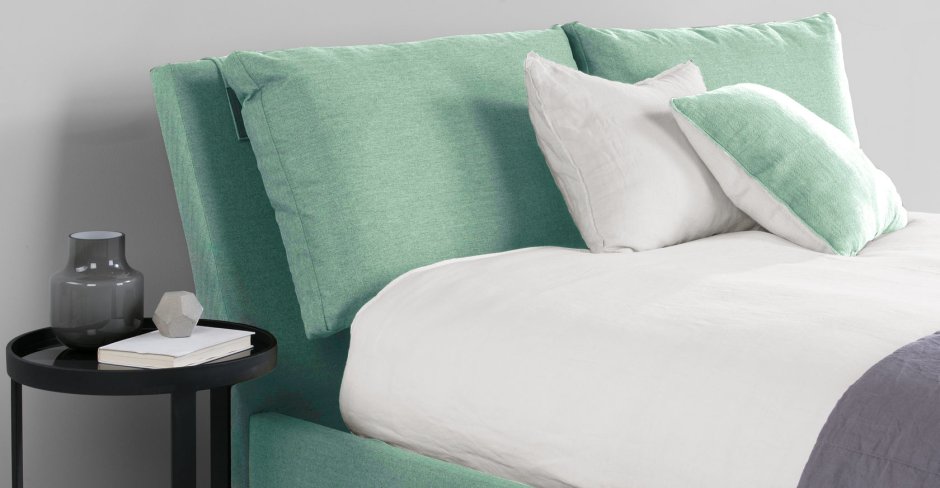 Изголовье кровати из подушек