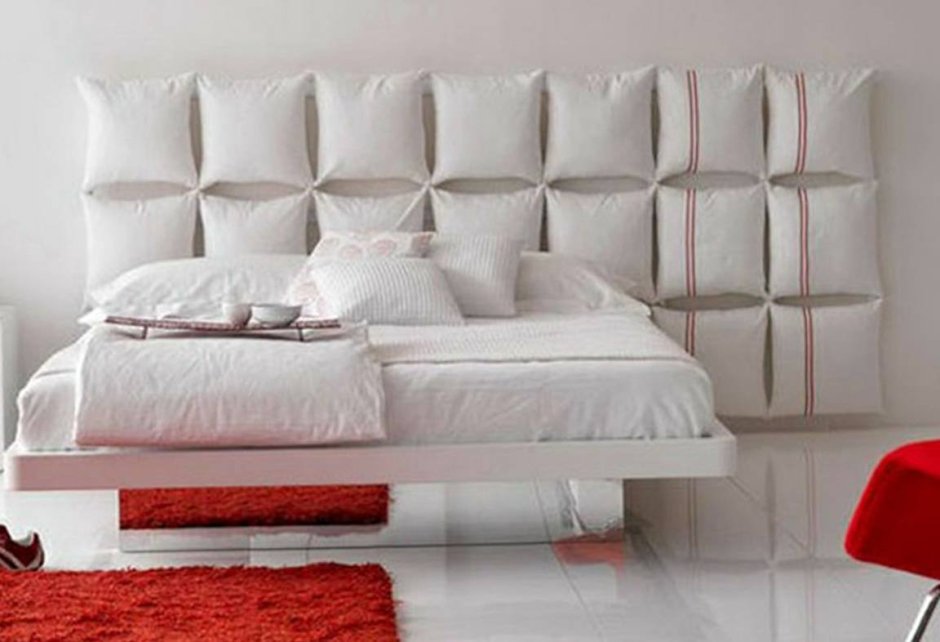 Кровать с подушками в изголовье