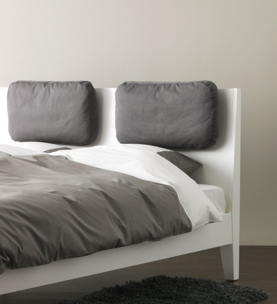 Кровать с подушками в изголовье