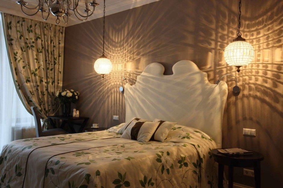Лампы свисающие с потолка в спальне