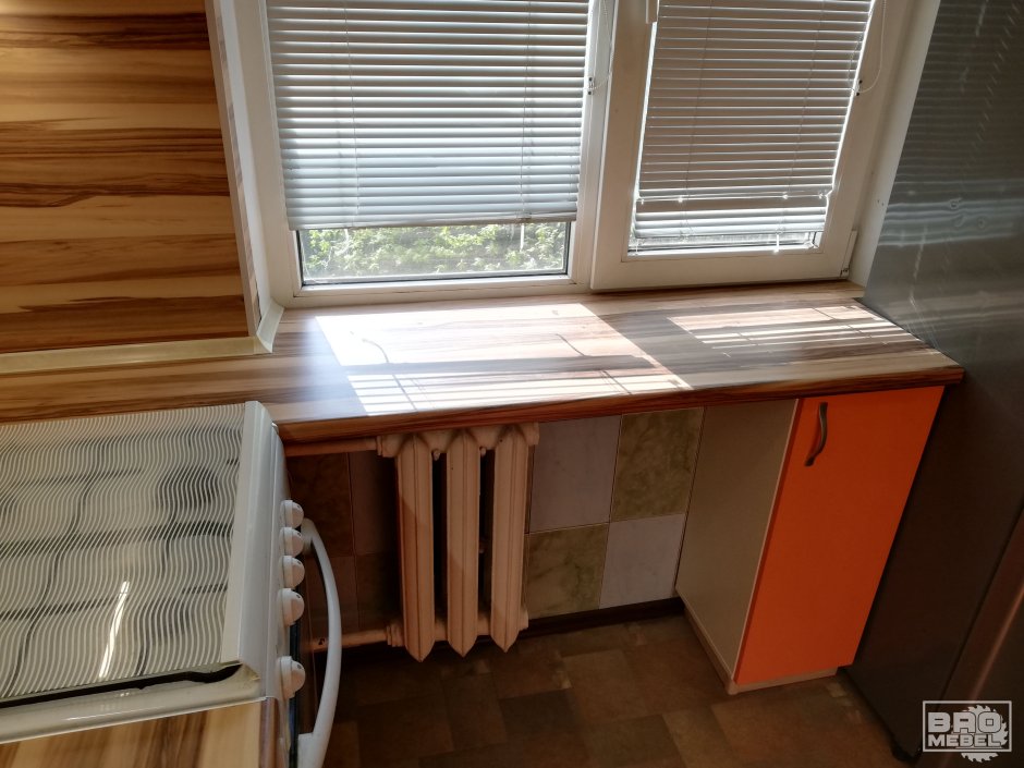 Стол-подоконник на кухне в хрущевке