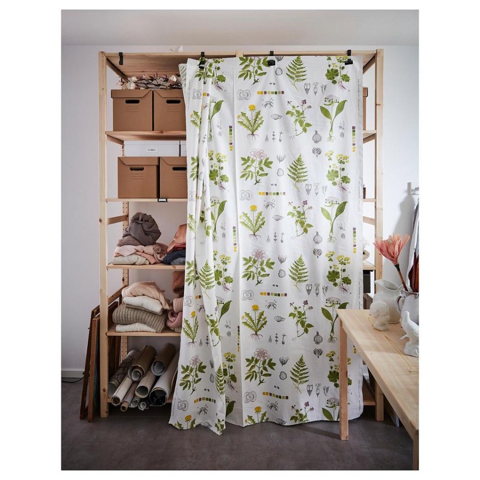 Стеллаж с занавеской