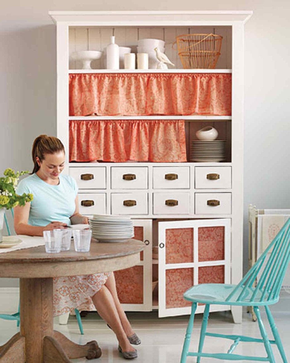 Стеллаж со шторкой на кухне