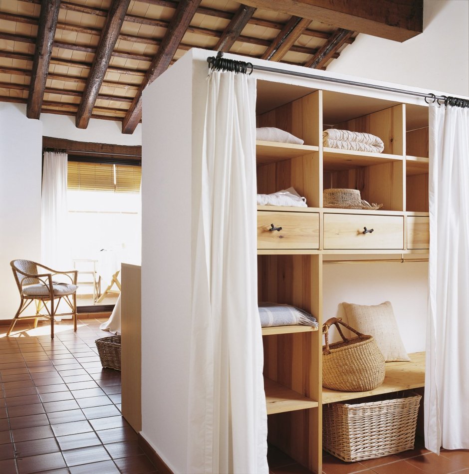 Шкаф с занавеской