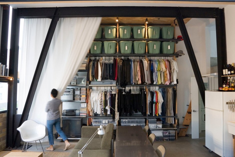 Стеллаж с занавеской