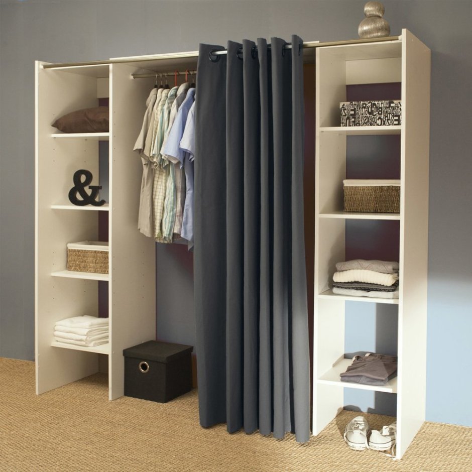Открытые шкафы для одежды с занавеской