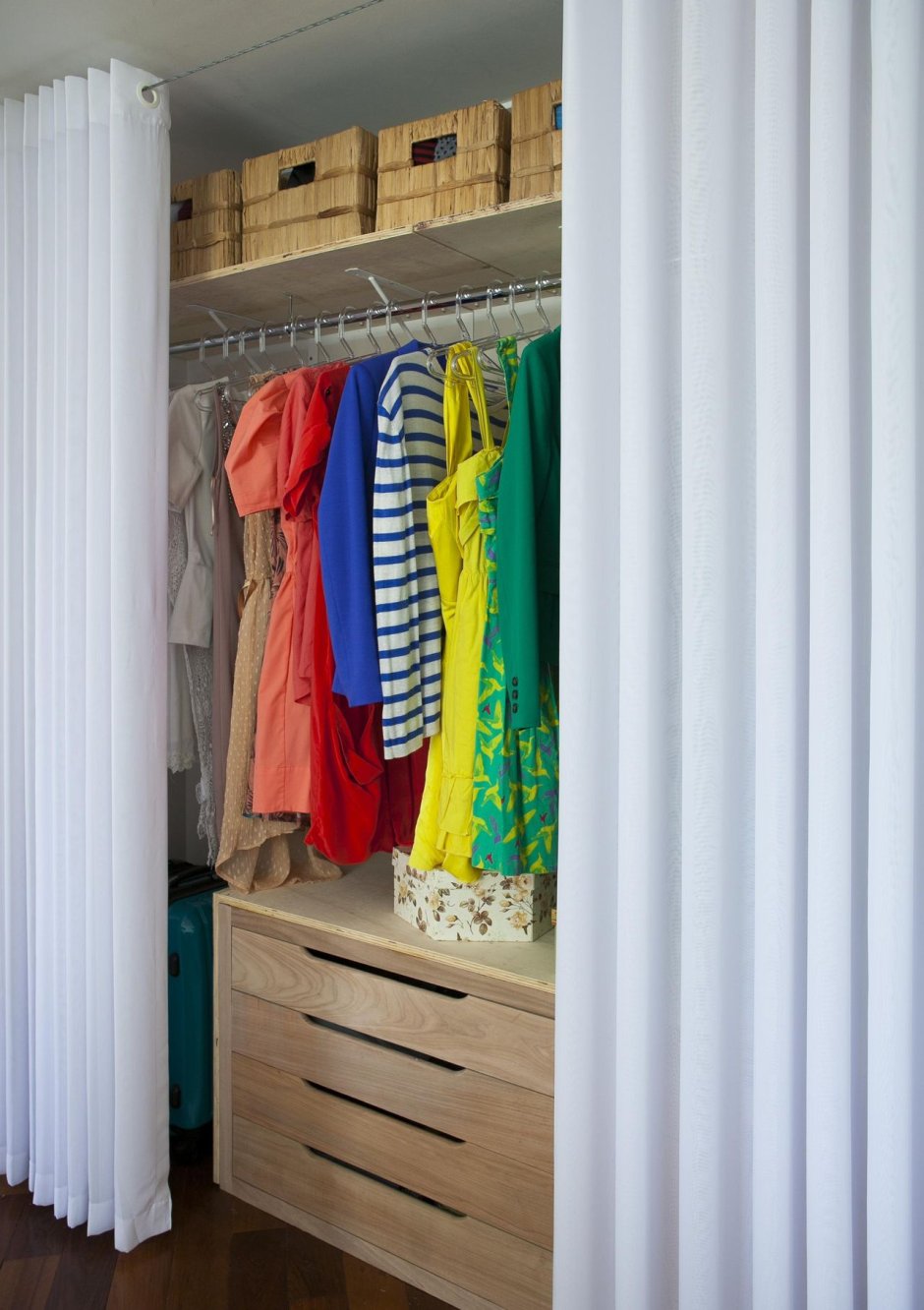 Шкаф с занавесками вместо дверей