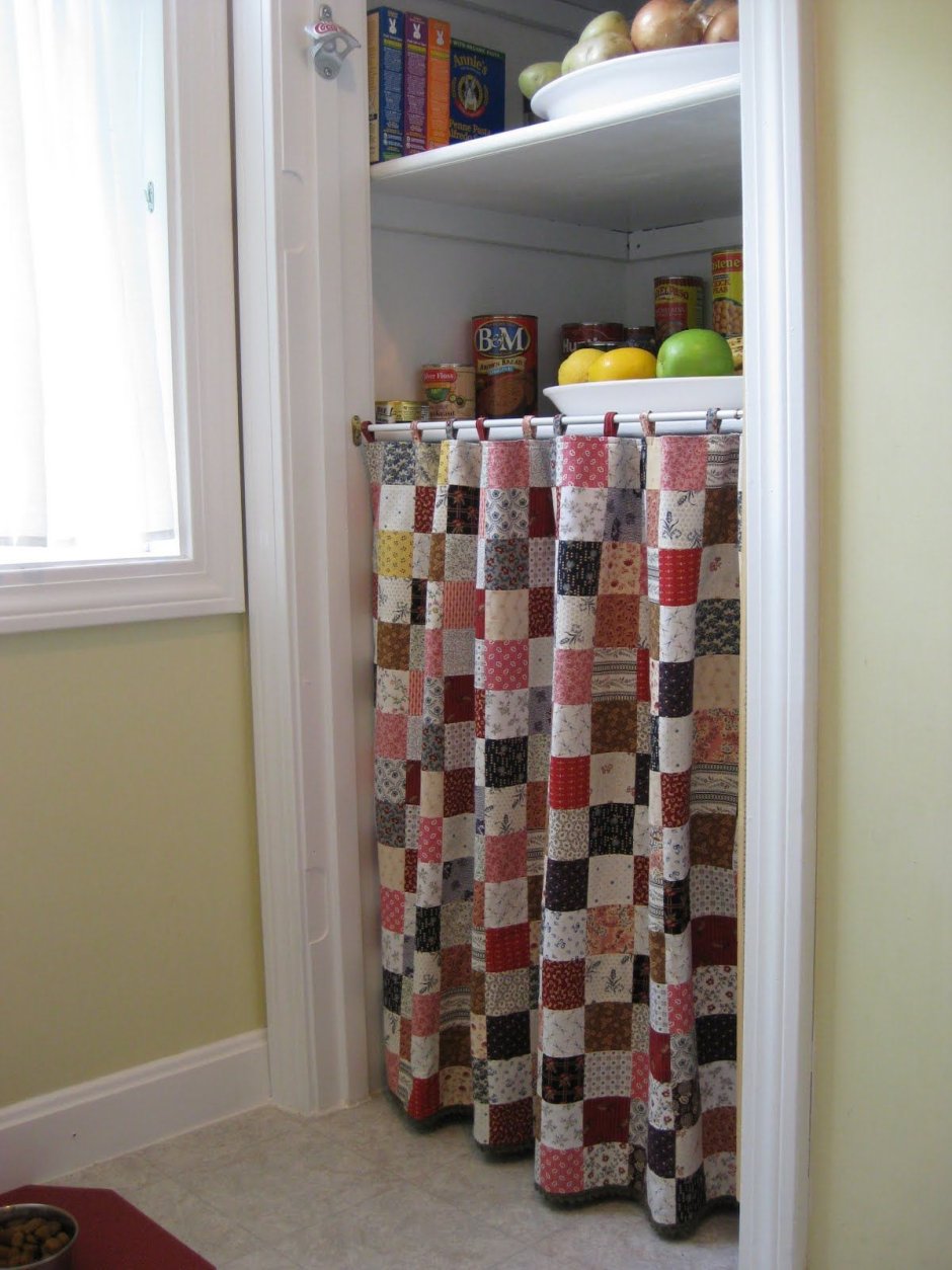 Стеллаж с занавеской