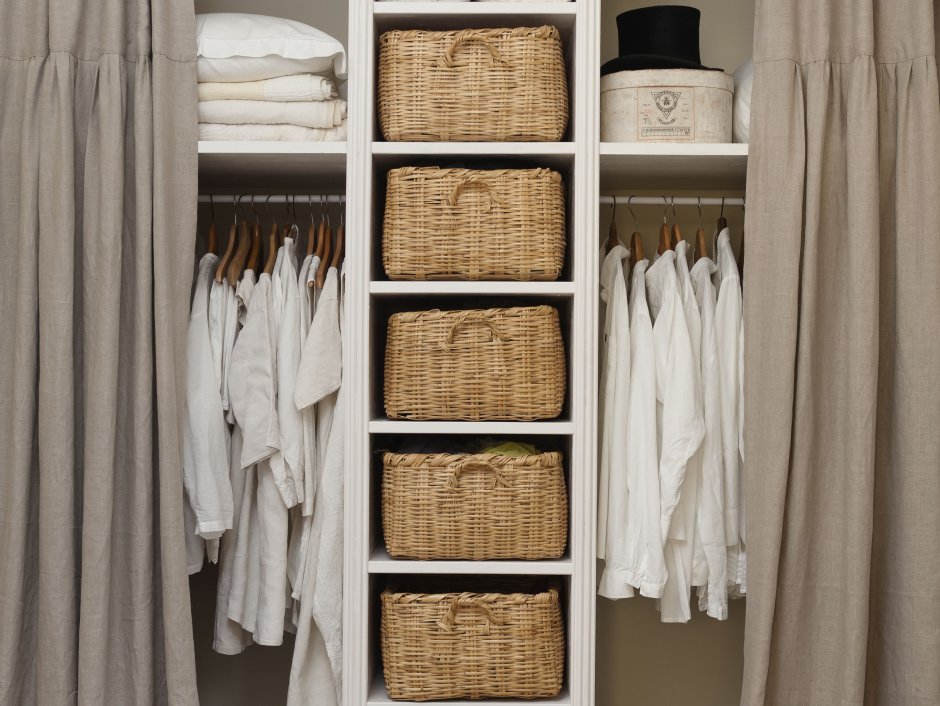 Стеллаж с занавеской