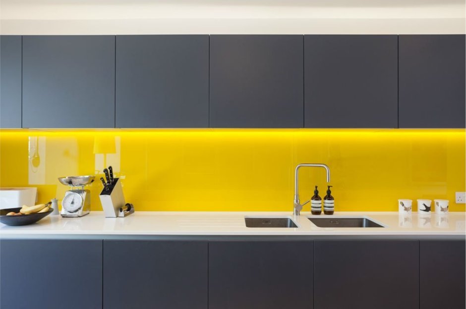 Линолеум на кухню с желтым гарнитуром