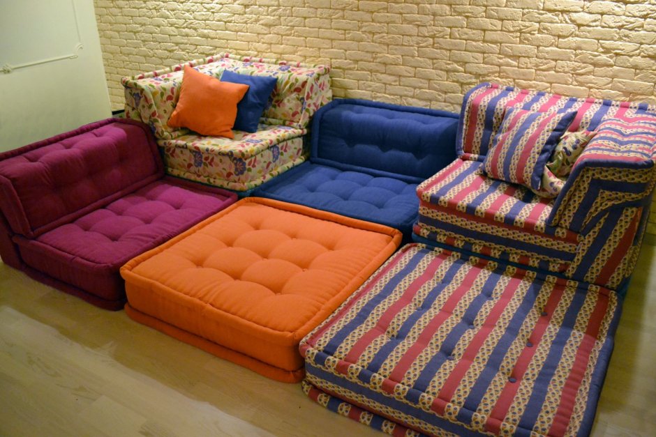 Огромный диван с подушечками на диване с ромбиками