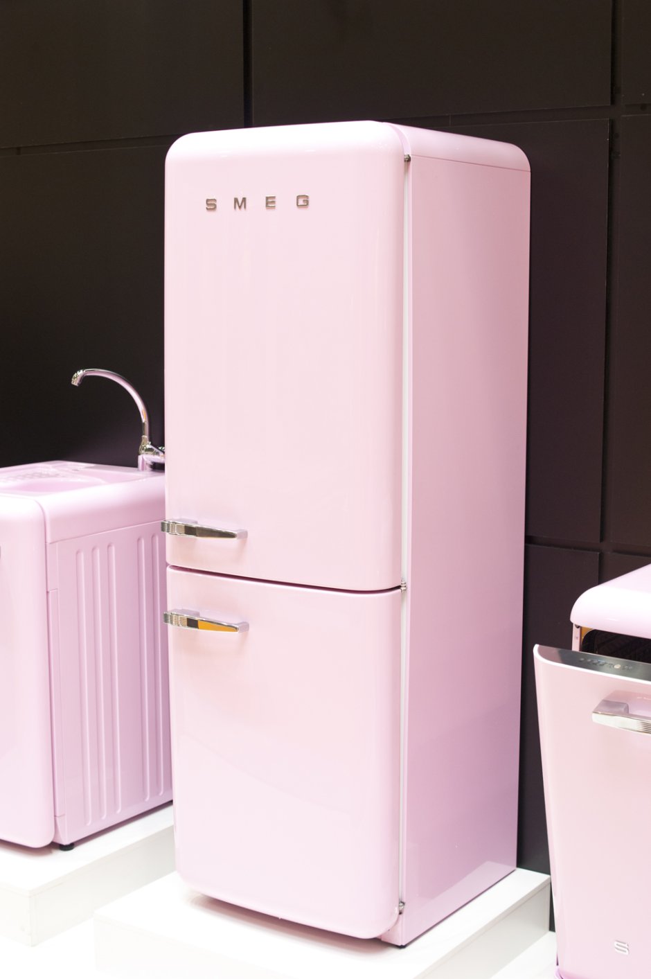 Девочка у холодильника