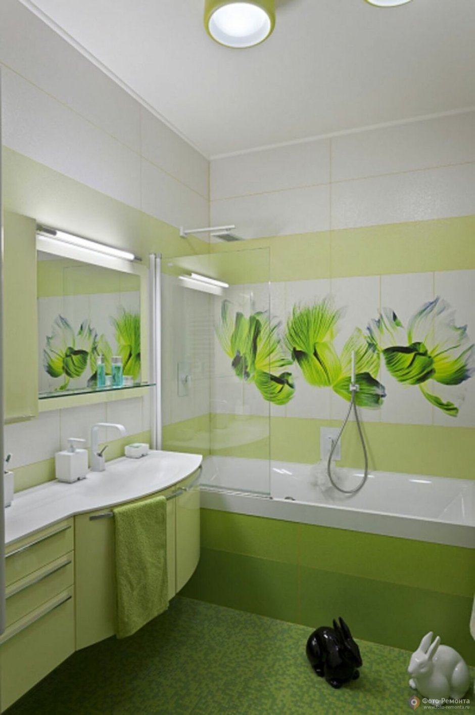 Отделка ванн зеленой с цветами плиткой