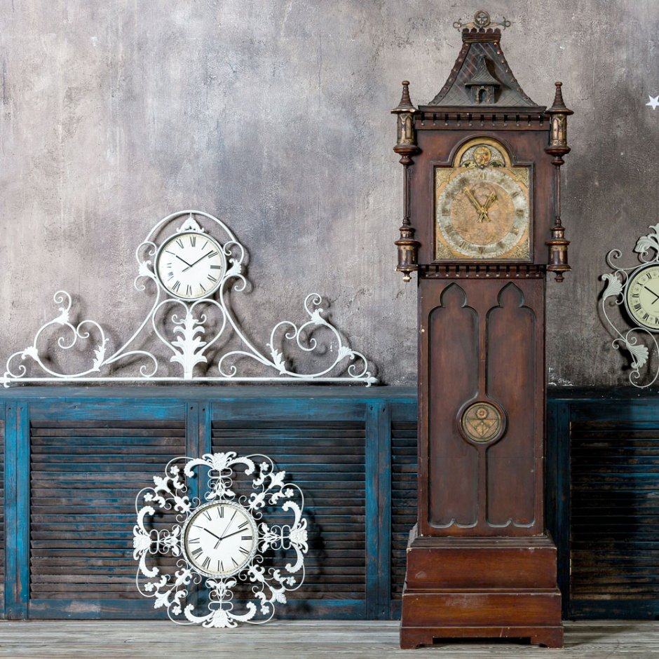 Напольные час в интерьере