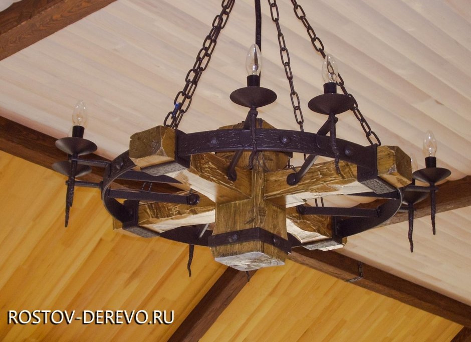 Люстра деревянная потолочная