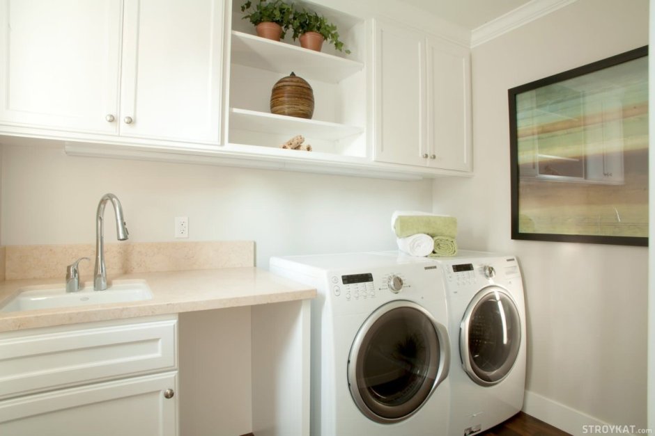 Отдельностоящая стиральная машина на кухне