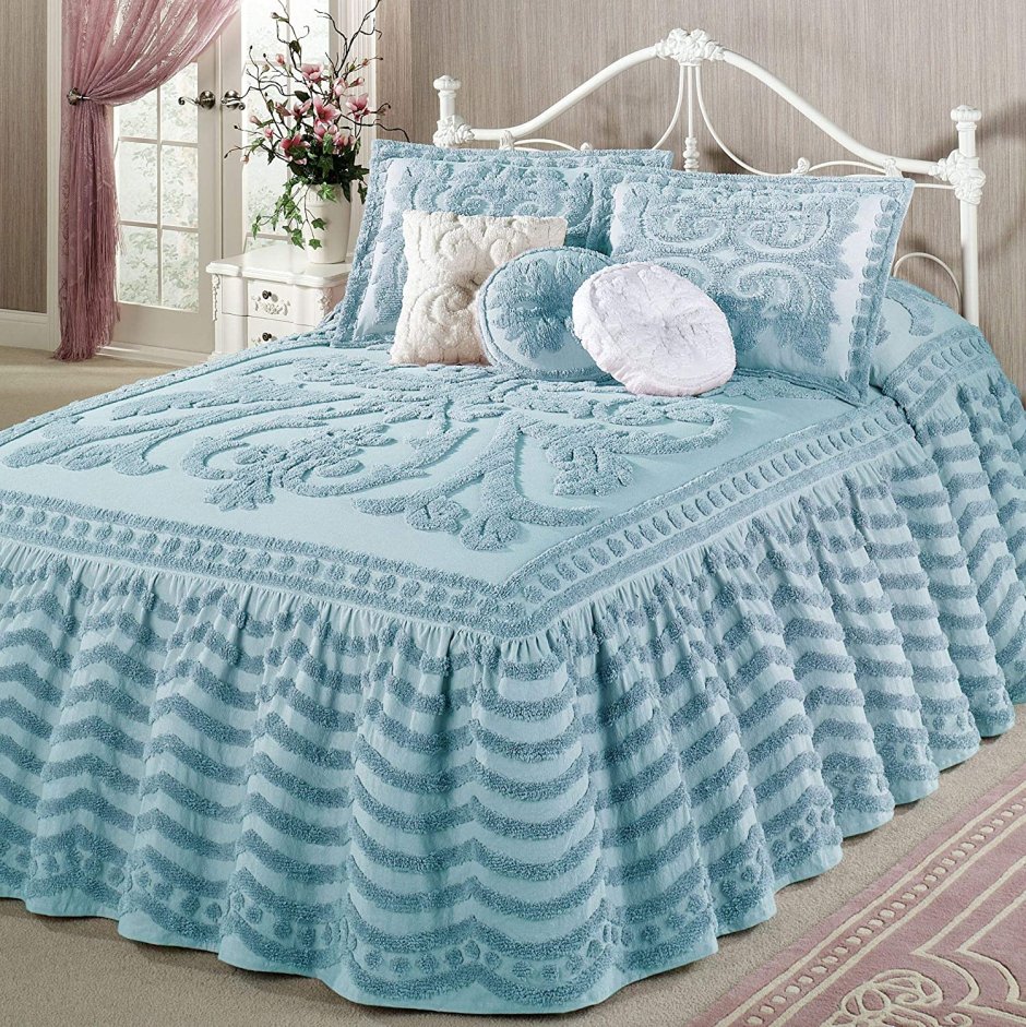 Голубое покрывало на кровать