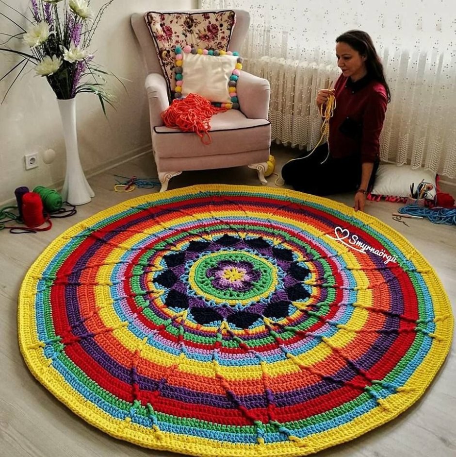 Яркие вязаные коврики