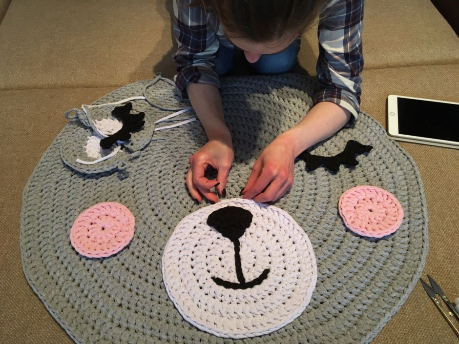 Вязаный коврик в садик