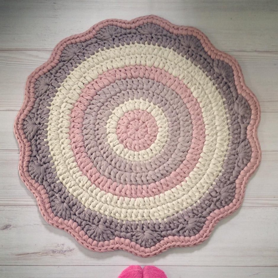 Коврик крючком розовый