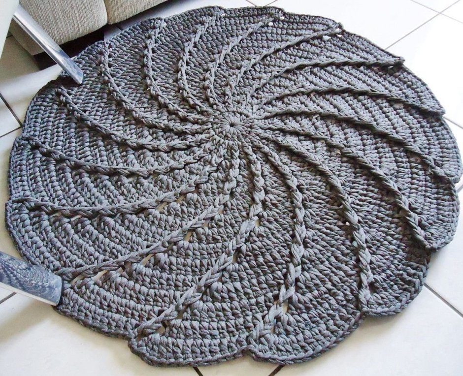 Вязаный коврик по спирали