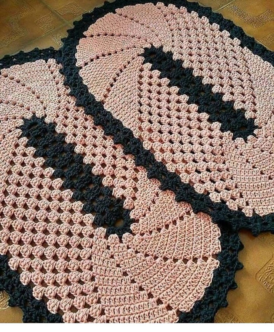 Двухцветный коврик крючком