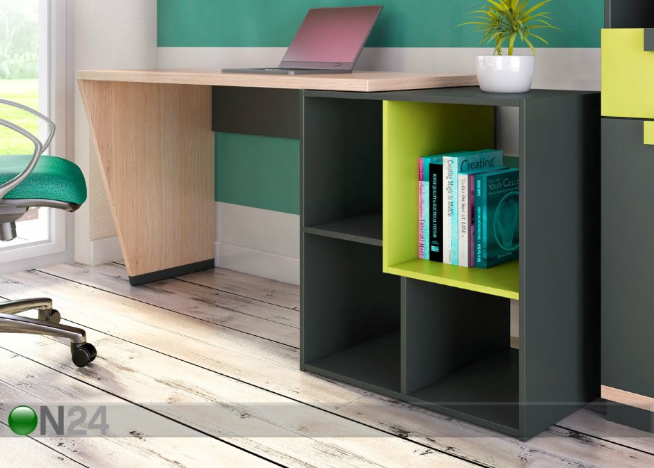 Полки над письменным столом