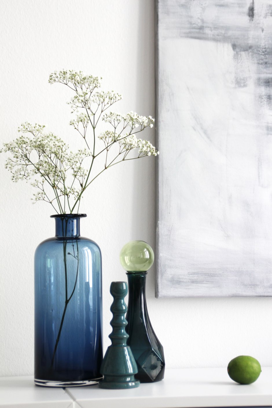 Стеклянные бутылки голубого цвета для декора