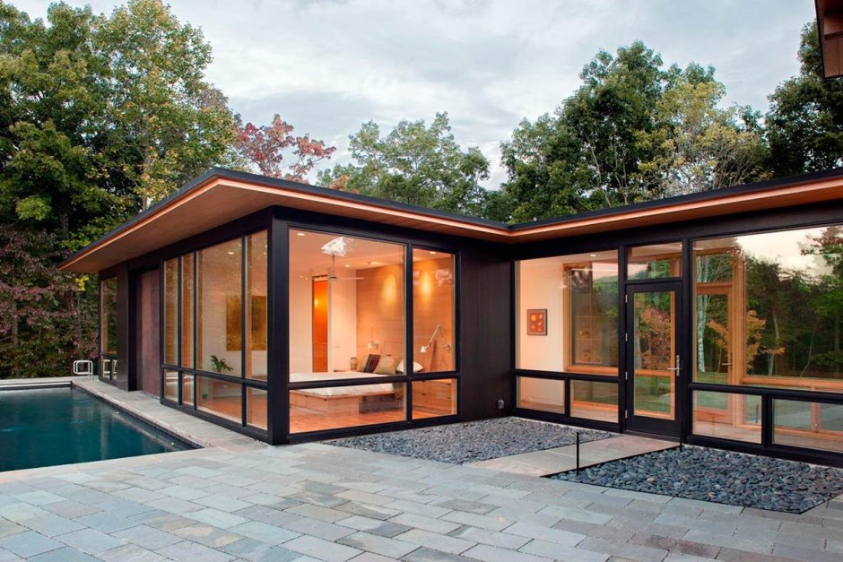 Одноэтажный дом с панорамным остеклением