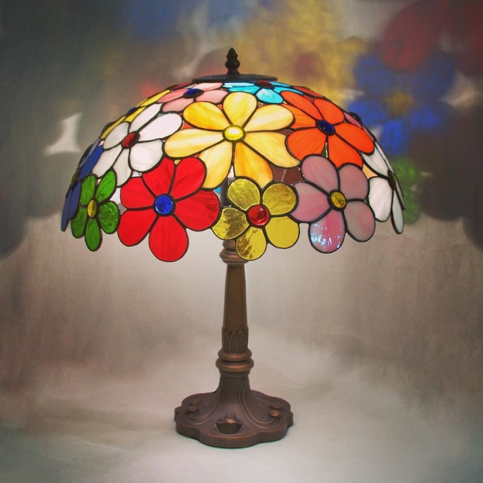 Лампа из цветного стекла в окне