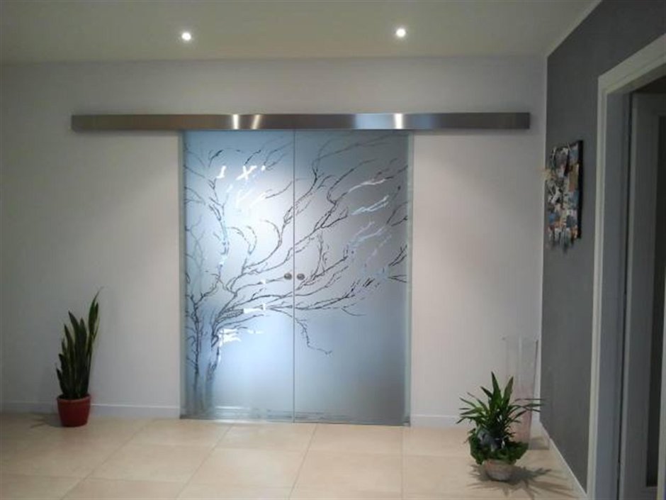 Раздвижные двери с рельефным стеклом