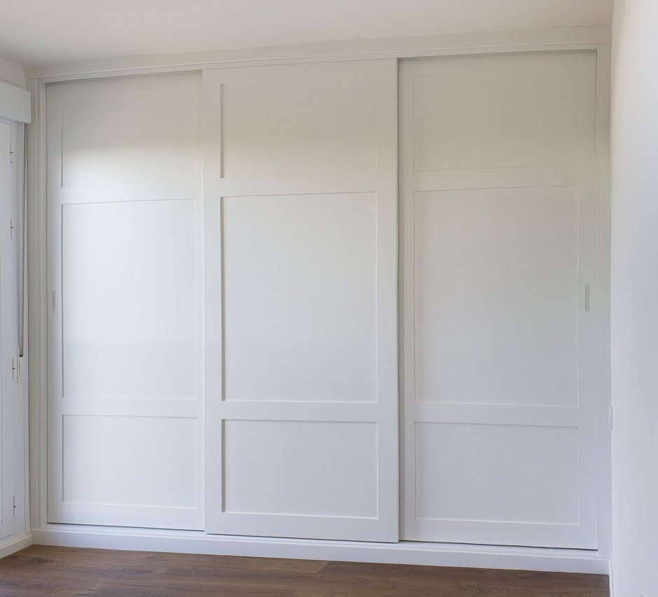 Белый встроенный шкаф