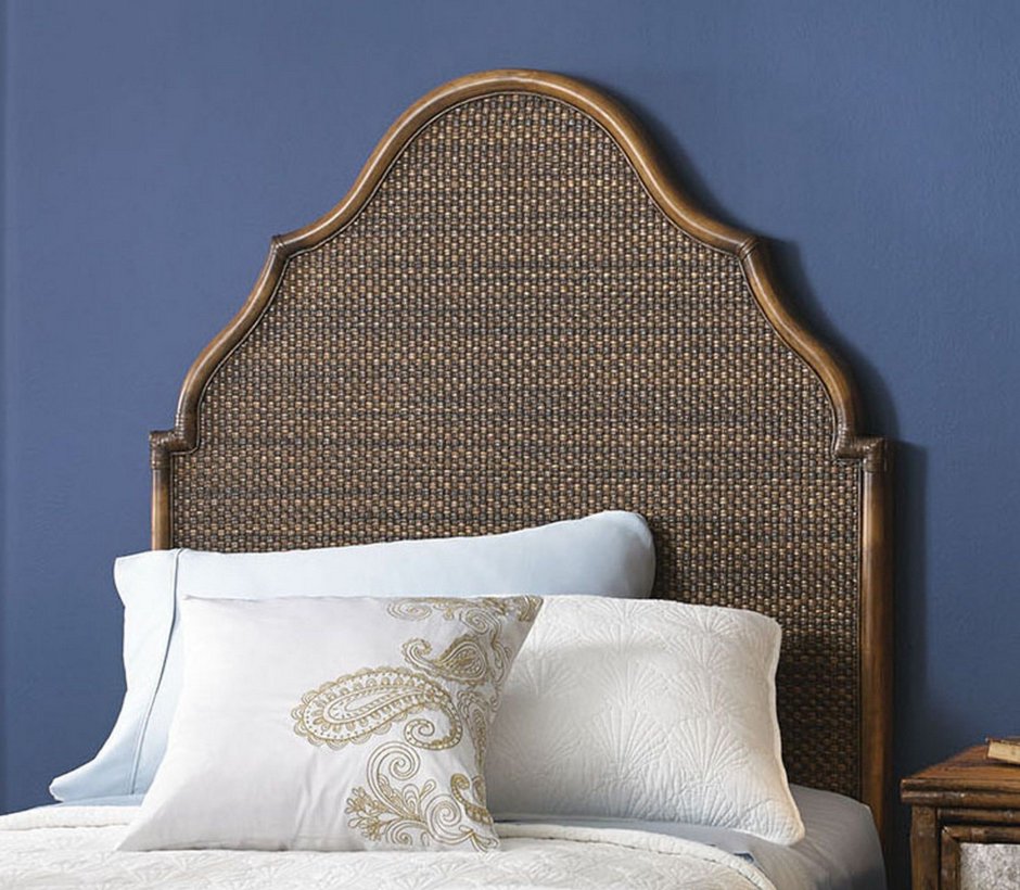 Кровать с плетеным изголовьем