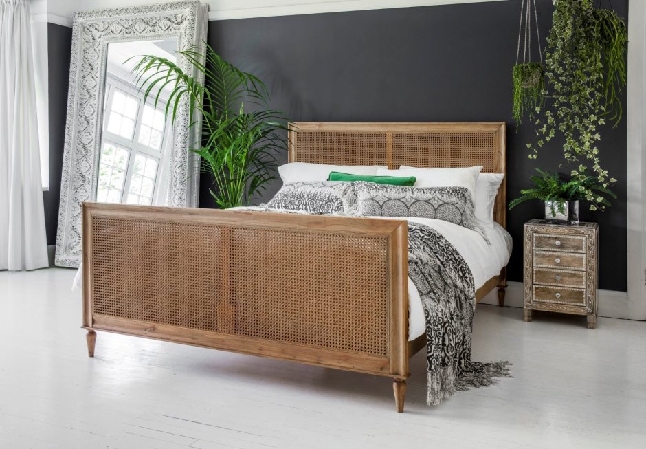 Кровать с плетеным изголовьем