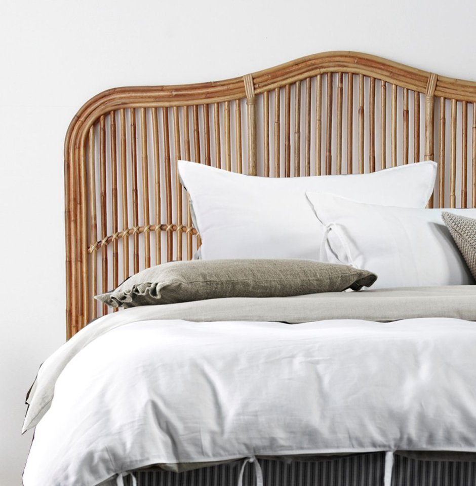 Кровать с изголовьем из ротанга