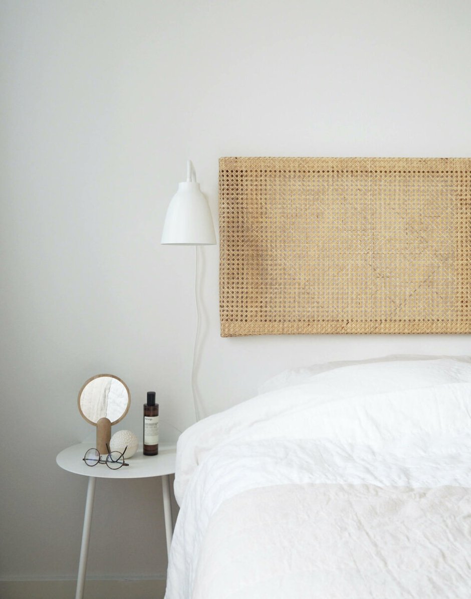 Кровать с изголовьем из ротанга