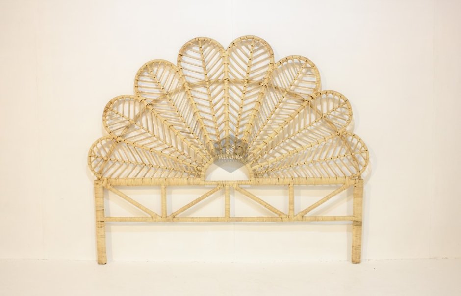 Кровать с плетеным изголовьем