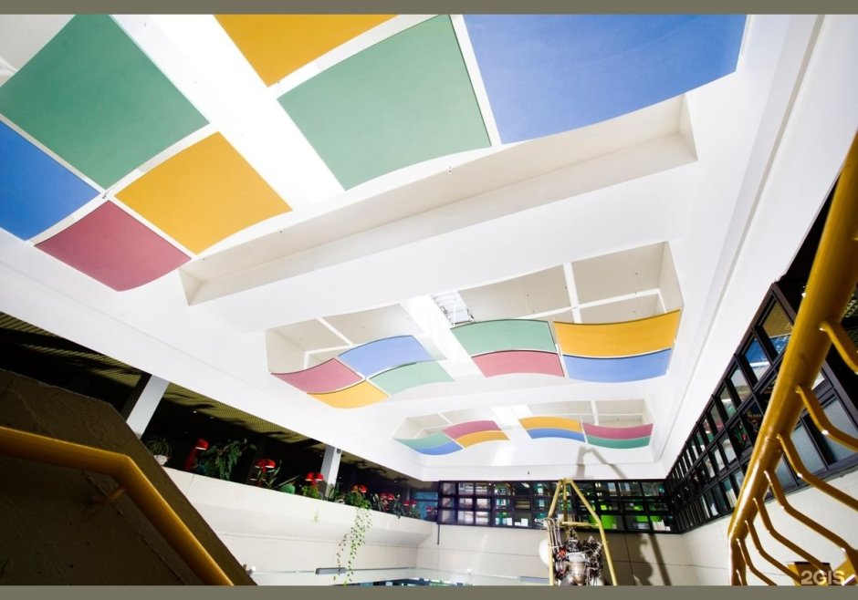 Подвесной потолок разноцветный
