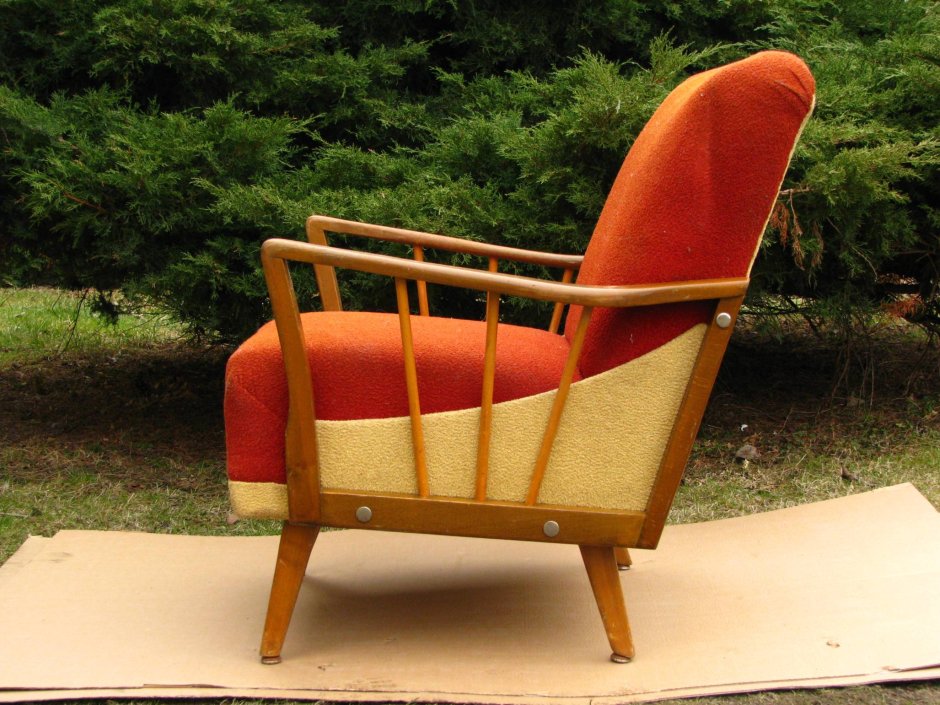 Советское кресло с деревянными подлокотниками