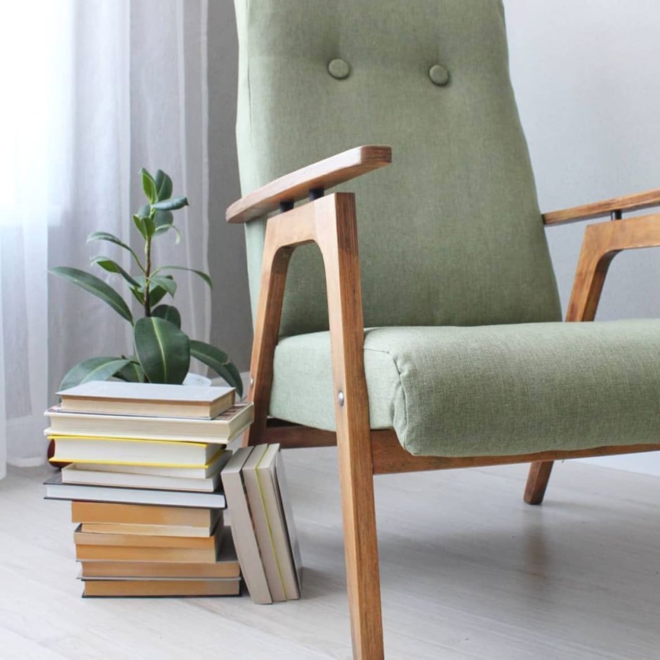 Советское кресло с деревянными подлокотниками