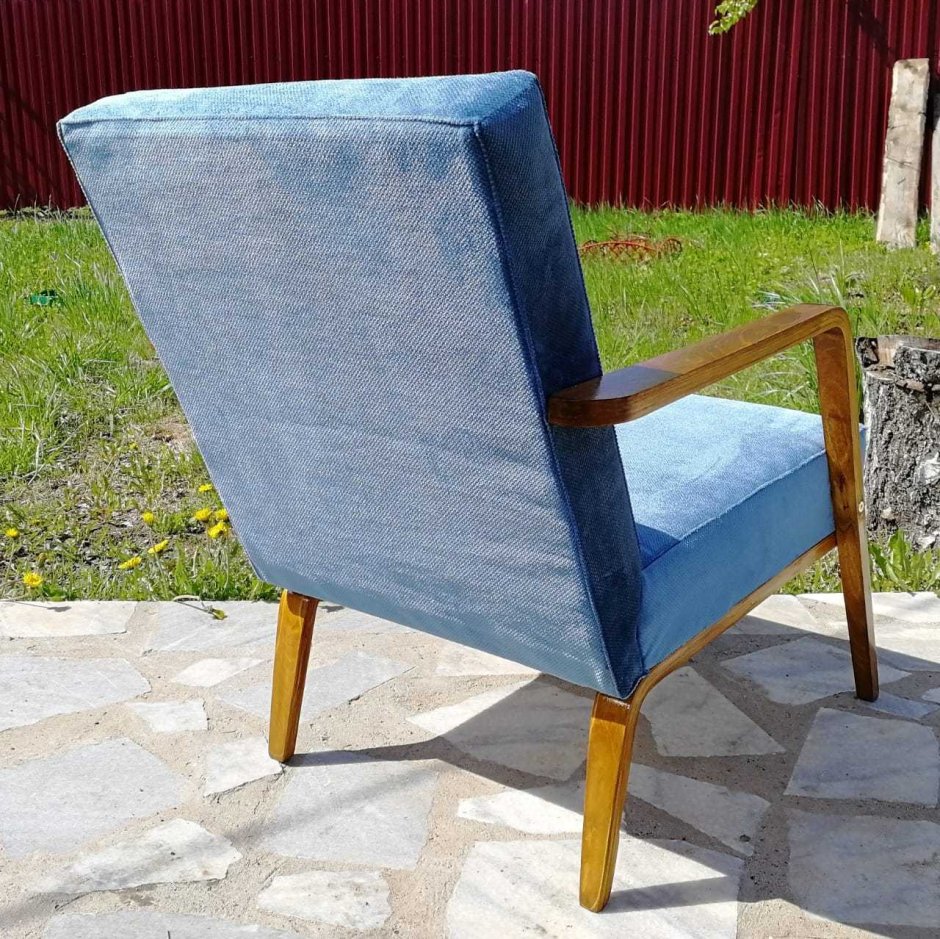 Старое кресло на металлических ножках