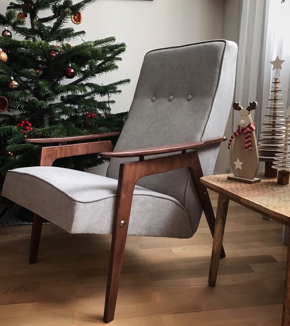 Кресло ретро с деревянными подлокотниками