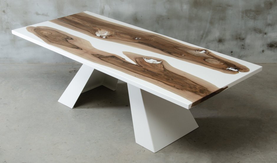 Стол из массива дерева с эпоксидной смолой