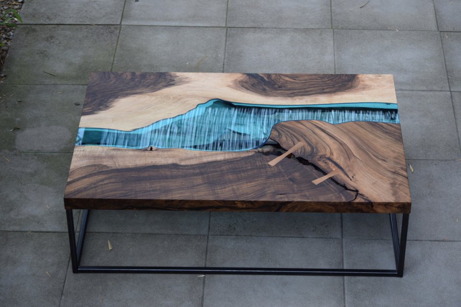 Деревянная полка с эпоксидной смолой