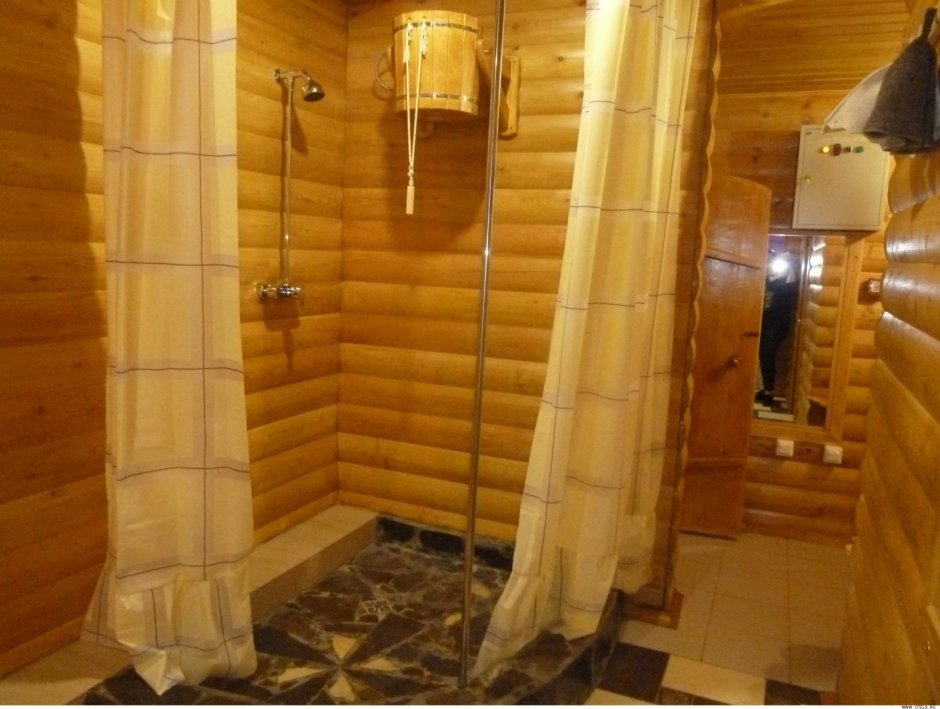Душевая кабина в бане в моечной